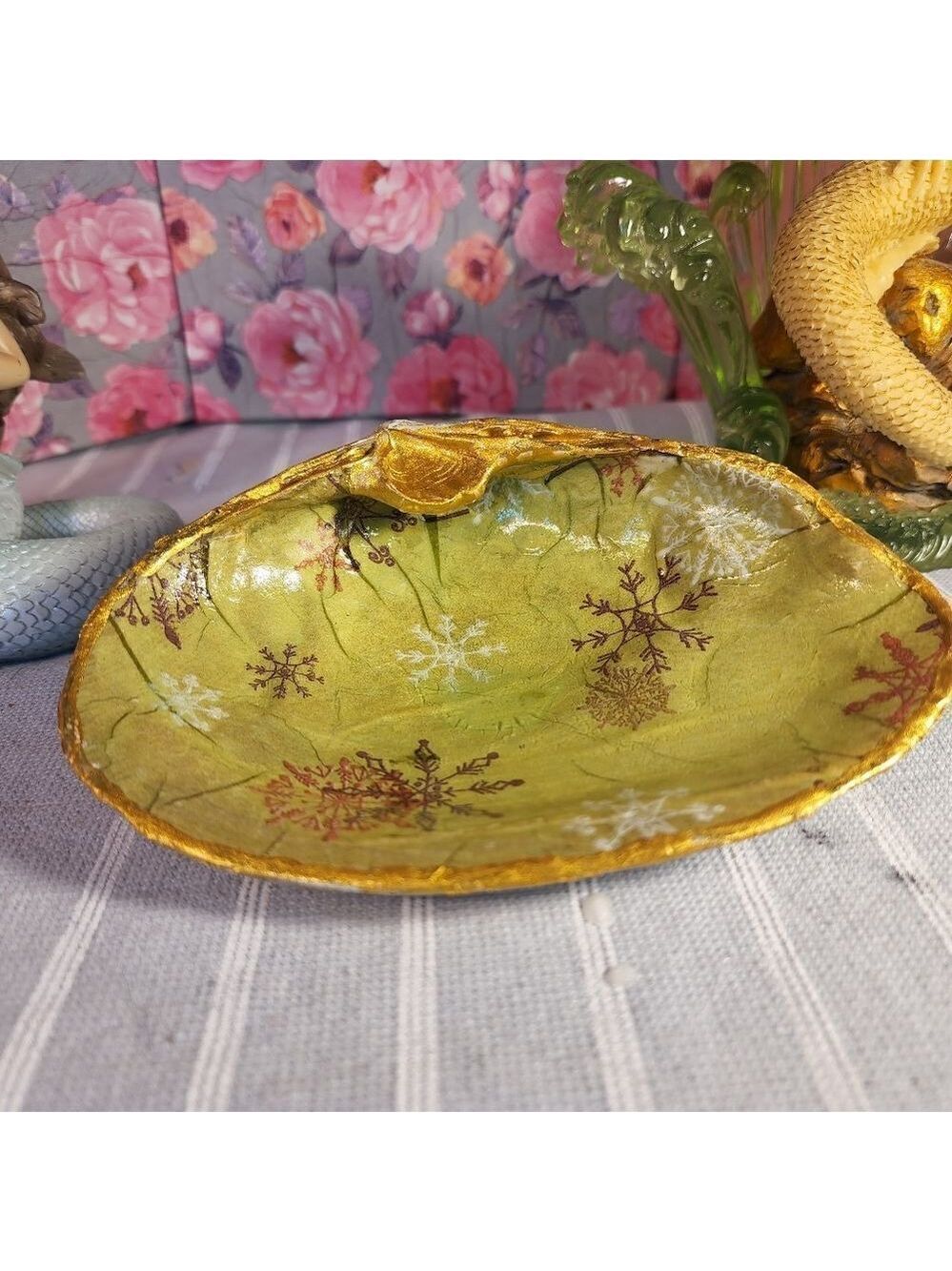 DECOUPAGE CLAM SHELL DECOUPAGE SNOWFLAKES ON A CLAM SHELL TRINKET DISH - Picture 6 of 10